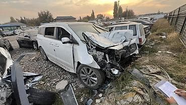 Минивэн Kia (белый) после ДТП Что можно снять и использовать: -