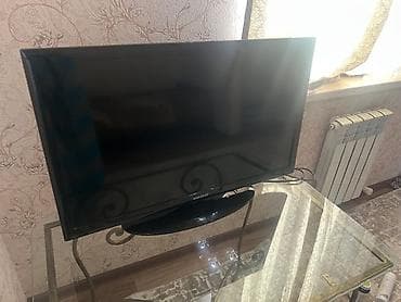 Телевизор Samsung с диагональю примерно 32" (80 см). Классический