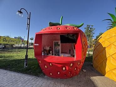 ош гостинцы: Торговый киоск в виде клубники - Яркая тематическая конструкция в — 1