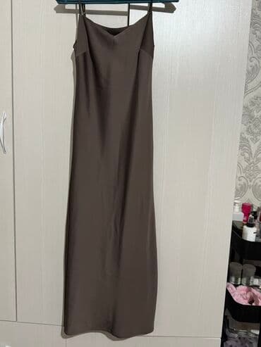 прокат платьев больших размеров: Атлас 
Платье ниже колени — 1