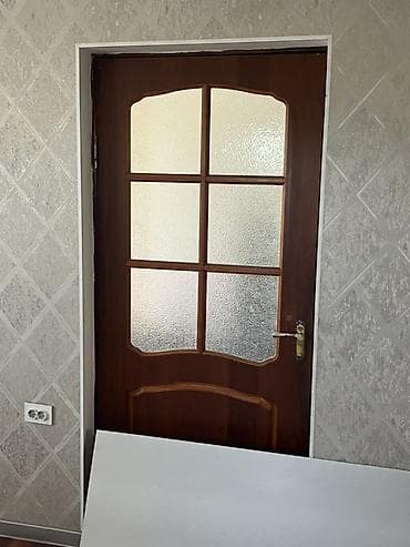 мягкий кресло: Межкомнатные двери, классический дизайн, оттенок тёплый орех. БУ — 2