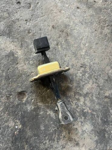 ценник на монеты: Mitsubishi W74 ограничитель двери, Митсубиси Паджеро 3 дверной — 3