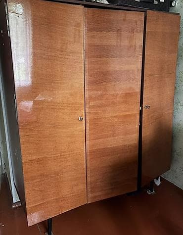 Отдам даром шкаф и кровать с матрасом