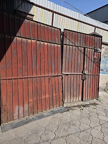 Металлические распашные ворота с калиткой - Материал: стальной лист с