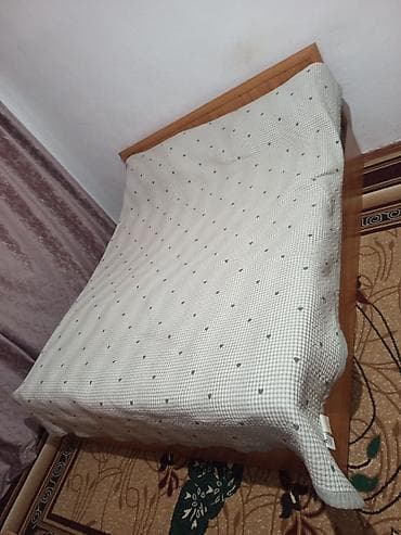 Мебель: Спальни: кровать и трехдверный шкаф - Кровать односпальная/полуторная — 1