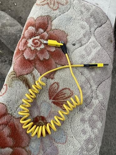 iphone cable: Спиральный кабель-зарядка USB — Lightning, жёлтый - Разъёмы: USB-A — 1