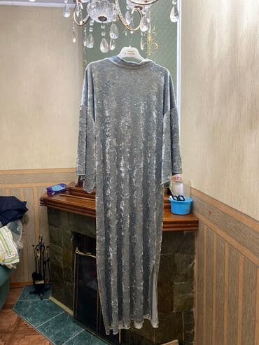 длинные платья с рукавами для полных: Вечернее платье прямое кроя, руки на запах идут, сзади открытая спина — 1