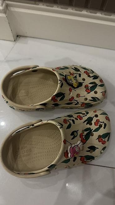 Кроксы Crocs Classic с принтом вишни/ягод на бежевом фоне