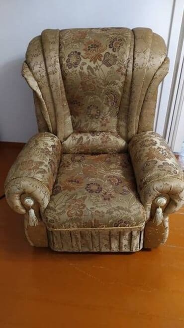 продажа мягкой мебели: Мягкая мебель. Продаю б/у мягкую мебель: диван и два кресла. Диван — 5