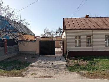 дом с бизнесом: Г.Каракол Токтогула / Кадырова 1линия можно рассмотреть под бизнес — 1