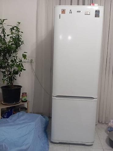 fridge: Холодильник двухкамерный, белый, с нижней морозильной камерой. Бирюса — 1