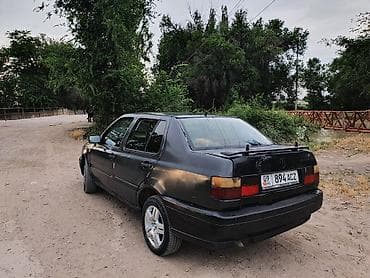 Volkswagen Vento: 1992 г., 2 л, Механика, Бензин, Седан — 4