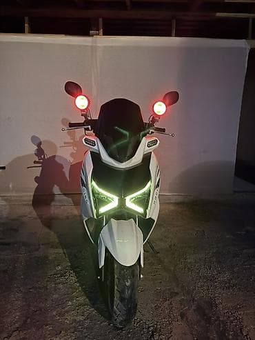 мототехника бишкек: Скутер QMaks Racing с документами 165куб белого цвета с агрессивным — 1