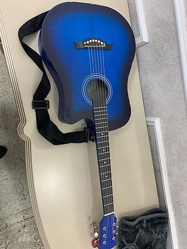 Акустическая гитара 6‑струнная, корпус формата дредноут. Цвет —