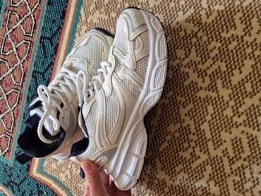 белорусская обувь на широкую ногу: Кроссовки белые, массивного силуэта с сетчатым верхом и накладками из — 1