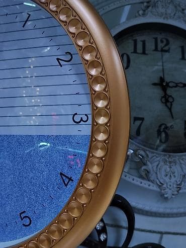 настенные большие часы: Настенные часы с крупным круглым циферблатом и декоративной рамкой — 2
