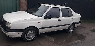 дриф кары: Volkswagen Vento, 4‑дверный седан, белый цвет. Классический кузов на — 1