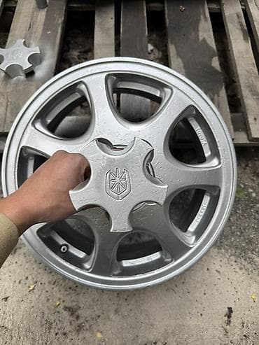 vario: Литые Диски R 15 Toyota, Комплект, отверстий - 5, Б/у — 1
