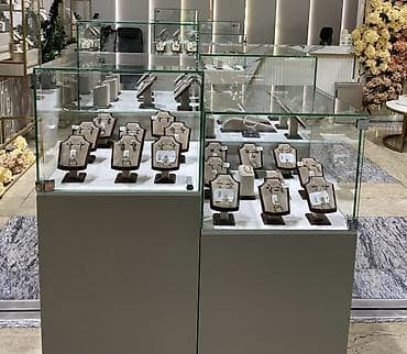 Витрины: Элегантная витрина из стекла с золотистой металлической рамой — 6