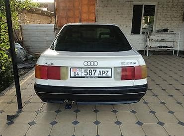 салон автомобиля: Audi 80: 1989 г., 1.8 л, Бензин, Седан — 9