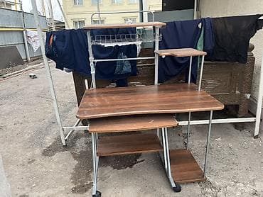 Компьютерный стол, С полками