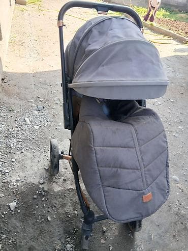 Прогулочная коляска с утеплённым чехлом на ножки и большим капюшоном