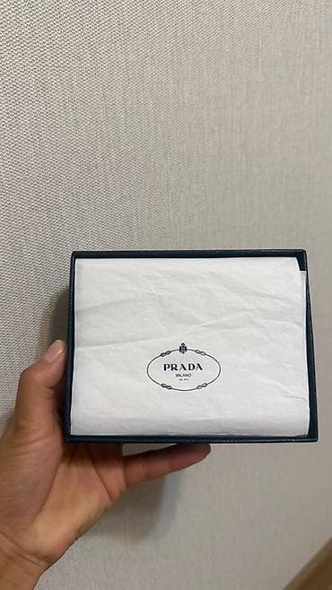 другие украшения: Кошелёк PRADA Milano, мужской, классическая модель bi-fold. - — 1