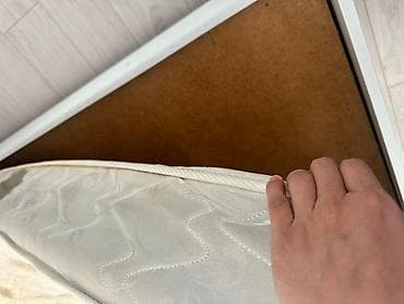 отдам кровать: Двуспальная кровать с мягким изголовьем и матрасом. - Размер — 4