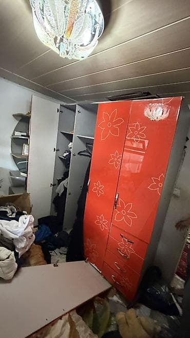 спальная: Шкаф всё на месте хорошое дверь всё на месте шкаф тумбочка и диван — 1