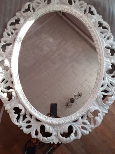 Зеркало овальное. цвет белый глянец. размер 95х75 см. настенное