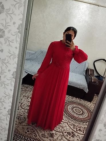 красные вечерние платья: Длинное вечернее платье насыщенного красно‑алого цвета. - Силуэт — 4