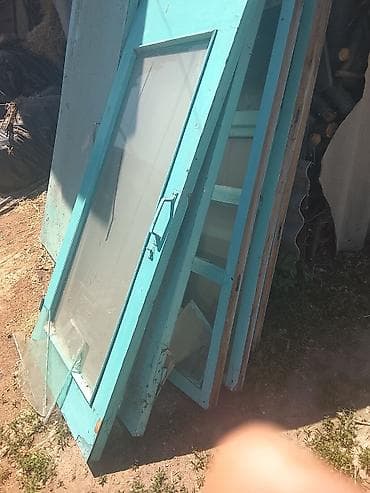 стол с вращающимся центром: Деревянные двери с остеклением и глухие, бирюзового цвета. - — 2