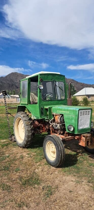 трактор передок: Трактор зеленого цвета с кабиной, оснащенный косилкой, прикрепленной — 7