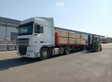 Тягач с полуприцепом-площадкой для грузоперевозок Полуприцеп: - Тип