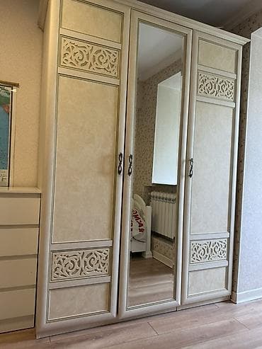 шефлера: Классический трехдверный платяной шкаф с зеркалом по центру. - — 1