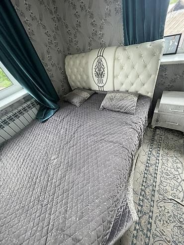 Спальный гарнитур в современном классическом стиле. Состав: -