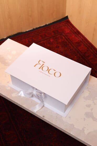 свечи ручной работы: В наборе: * Премиальный бокс; * Букет свежих цветов - 7 веток; * — 2