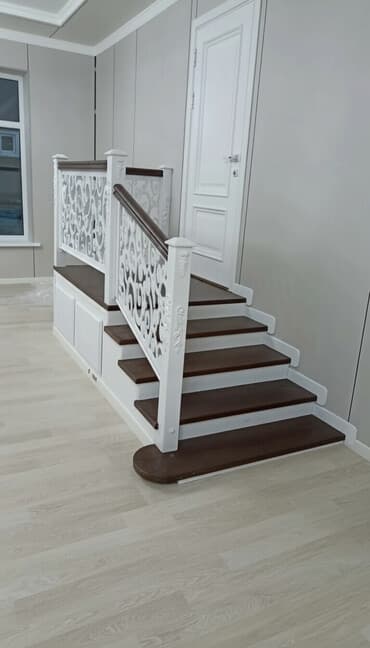 сдам дом: Деревянная лестница Для дома, Вид дерева: Дуб, Форма лестницы: Г-образная, Стиль: Классический — 1