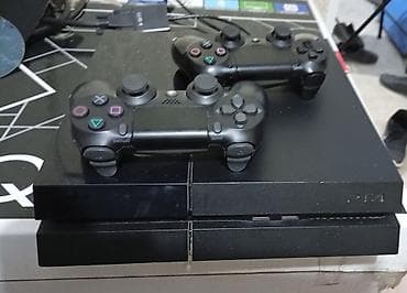 PlayStation 4 (PS4) с двумя геймпадами DualShock 4 - Консоль PS4 в