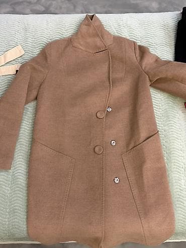 форма одежды: Женское пальто-плащ цвета беж/карамель. - Фасон: прямой силуэт — 1