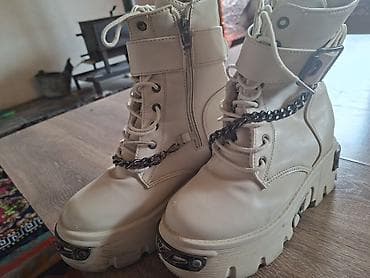 ботый: Ак түстөгү аялдардын бийик трактор тамандуу, калың такасы бар — 1