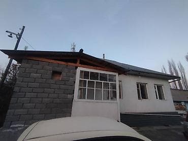 Үйлөрдү ижарага берүү: Продаётся одноэтажный дом с участком. 90кв.м Характеристики: - — 4