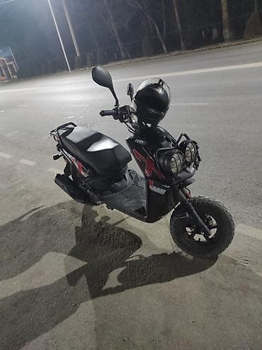 пластик на мото: Скутер/мопед городского типа, черный, с внедорожным стилем. Основные — 1