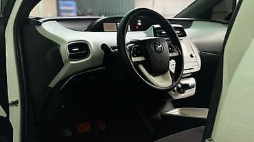 highlander 2012: Toyota Prius: 2017 г., 1.8 л, Вариатор, Гибрид, Седан — 7
