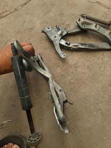 вальгусная шина: Кронштейн на капот Мерседес w202 с амортизатором немного согнуты — 3