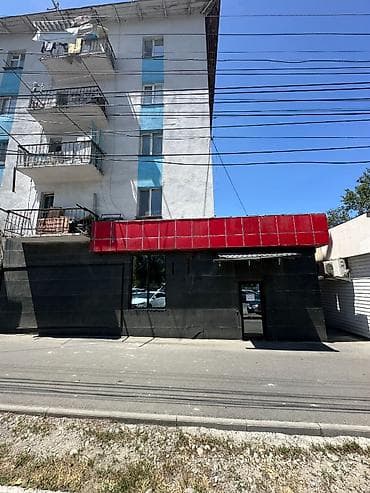 Угловое коммерческое помещение с витринным окном в центре. На первой — 1