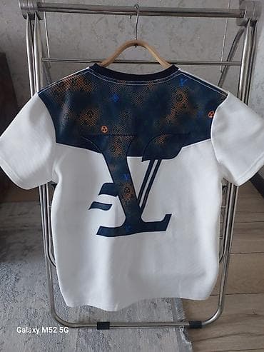 футболка levis мужская: Белая мужская футболка с коротким рукавом и контрастной темно‑синей — 3