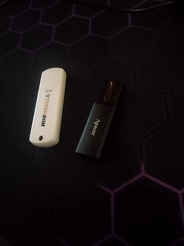 музык: Флешка Apacer, 60 GB, Флешка ТехноDom 8 GB. Обе с интерфейсом USB‑A — 2