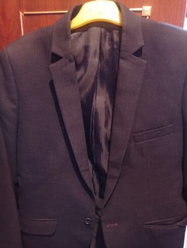 на прокат военная форма: 3 пиджака за 1000 сом. Размеры разные — 2