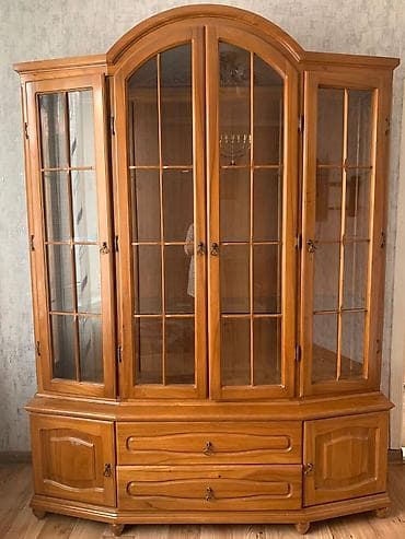 книжная шкаф: Витрина/буфет/горка из массива дерева с остеклёнными фасадами. - — 1